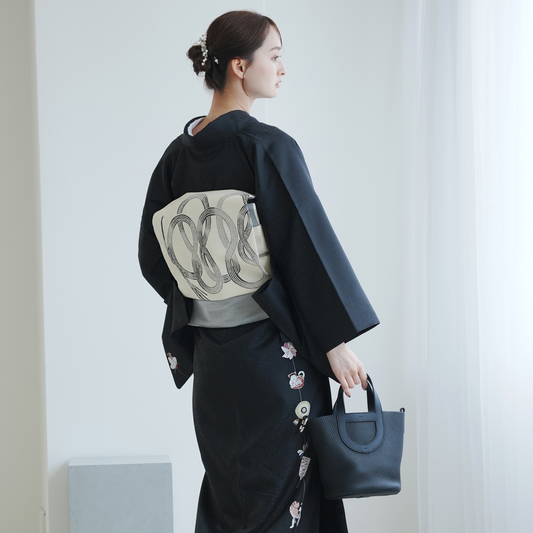 着物 袷 ポリ 単品 絵羽 ニコアンティーク 干支飾り・ブラック 黒 仕立て上がり 袷 附下風 日本製 レトロ レディース ポリエステル つるし飾り柄 干支 吉兆柄の画像