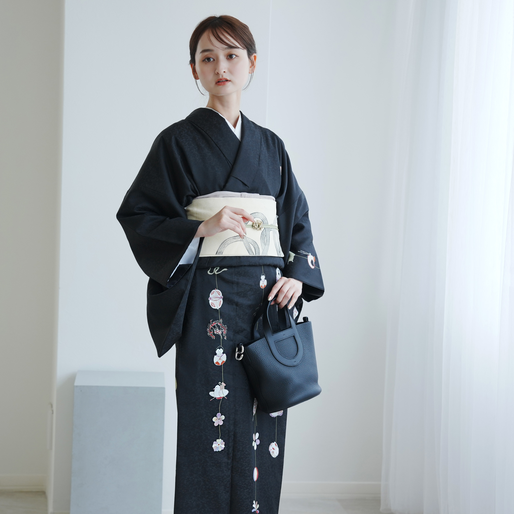 着物 袷 ポリ 単品 絵羽 ニコアンティーク 干支飾り・ブラック 黒 仕立て上がり 袷 附下風 日本製 レトロ レディース ポリエステル つるし飾り柄 干支 吉兆柄の画像