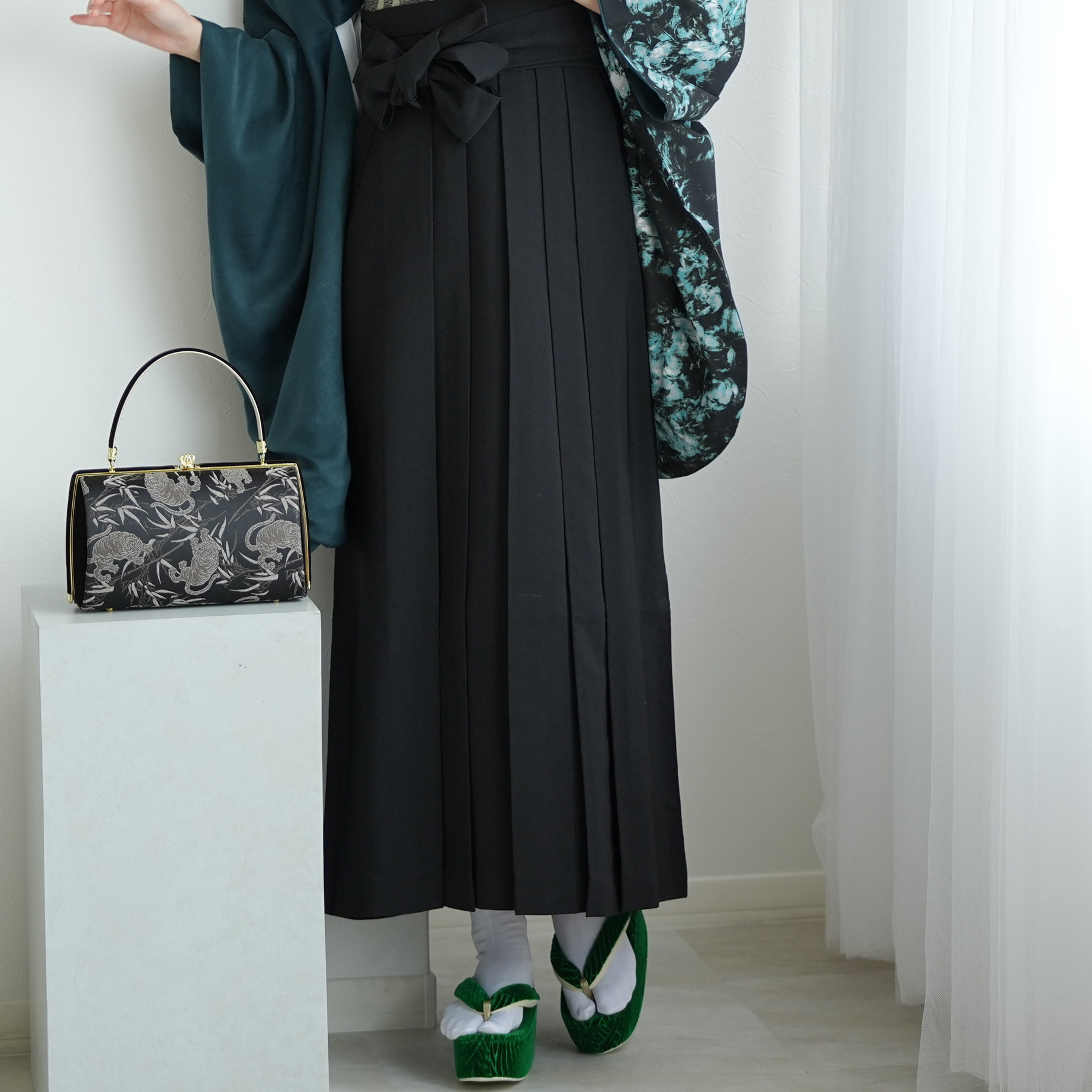 utatane 袴 卒業式 大学生 販売 袴と着物の2点セット 半身 孔雀色の影 
