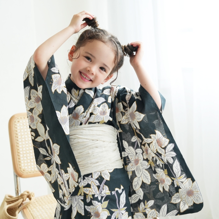 浴衣 子供 女の子 3点セット（浴衣 帯 下駄） utatane 古典柄 レトロ 大正ロマン 花 濃紺系 鉄紺にほころぶ花