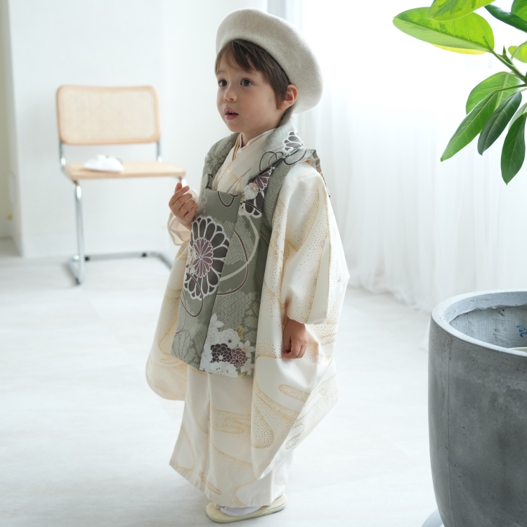 【最終値下げ】 七五三 着物 3歳 男の子 販売 七五三セット ひよこ商店 古典柄 レトロ 霞 三歳 三才 男児 被布コート 菊 疋田柄 桜 翡翠の菊重ね×クリーム金彩 【Q1908715256】 (12500円)