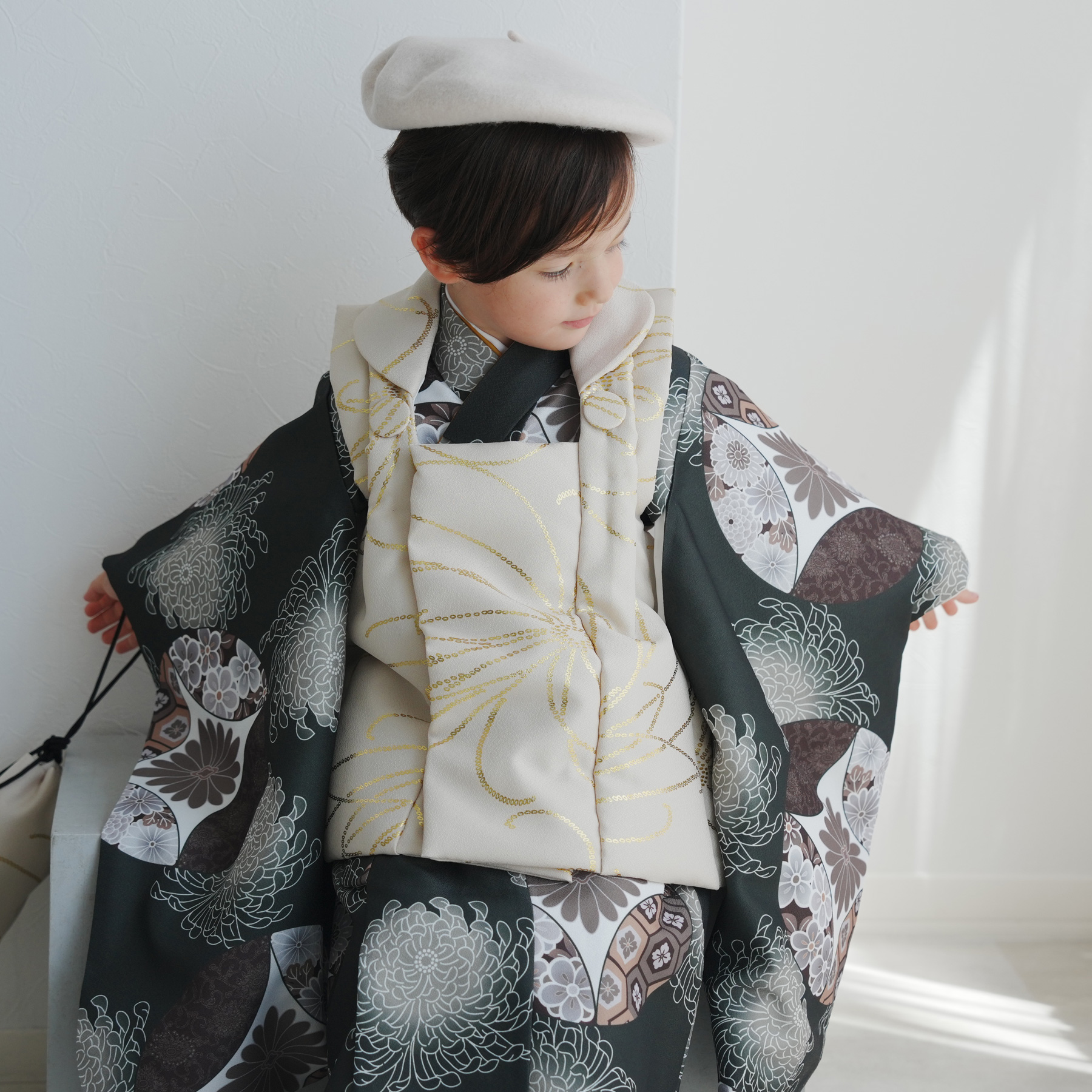 七五三着物 3歳 男の子 被布セット ベージュ金彩×墨黒の菊重ね ベレー帽つき 七五三着物 3歳 男の子 被布セット ベージュ金彩×墨黒の菊重ね ベレー