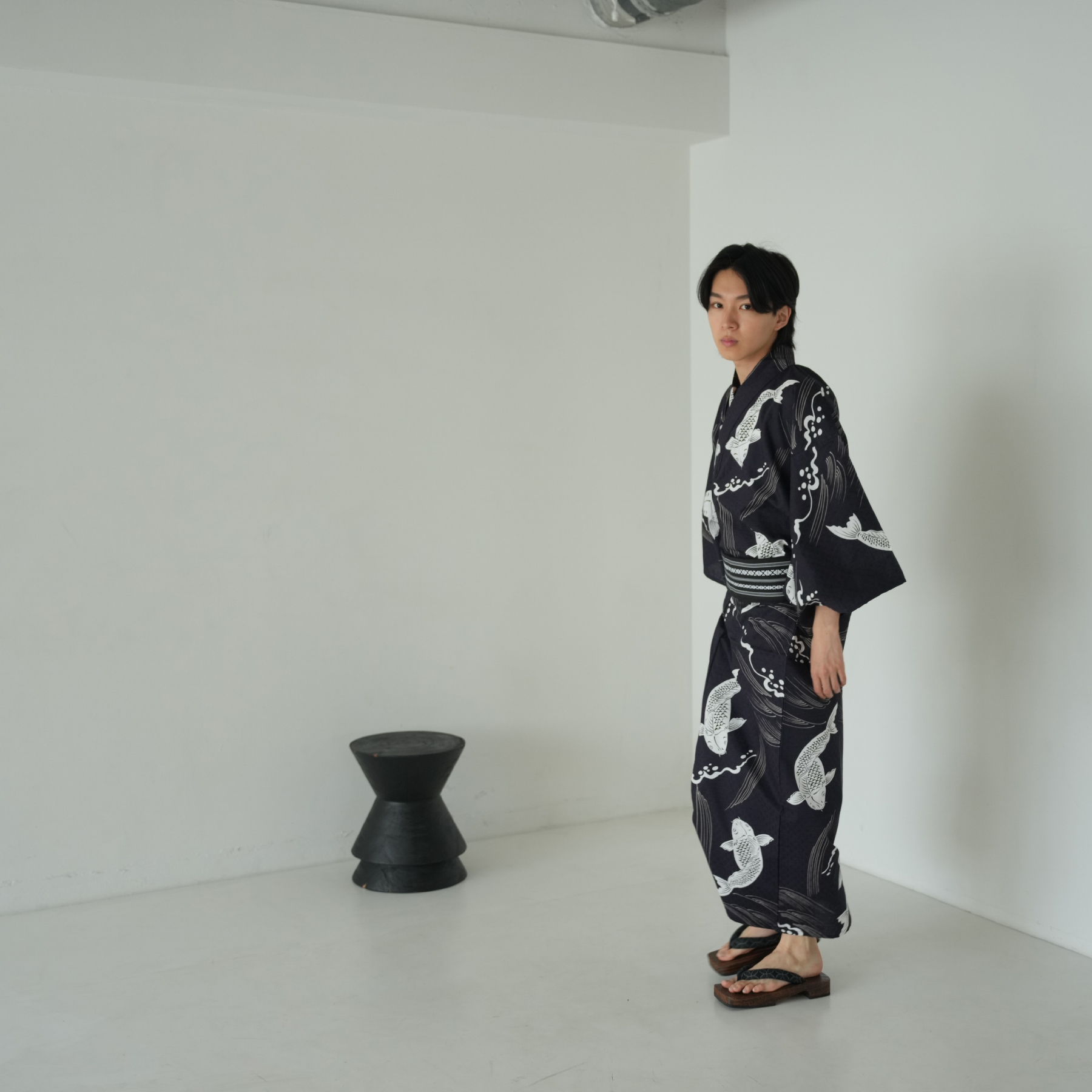 Nico antique 鯉柄 浴衣 Fサイズ utatane｜ニコアンティーク 高級変わり織 浴衣3点セット 黒地に