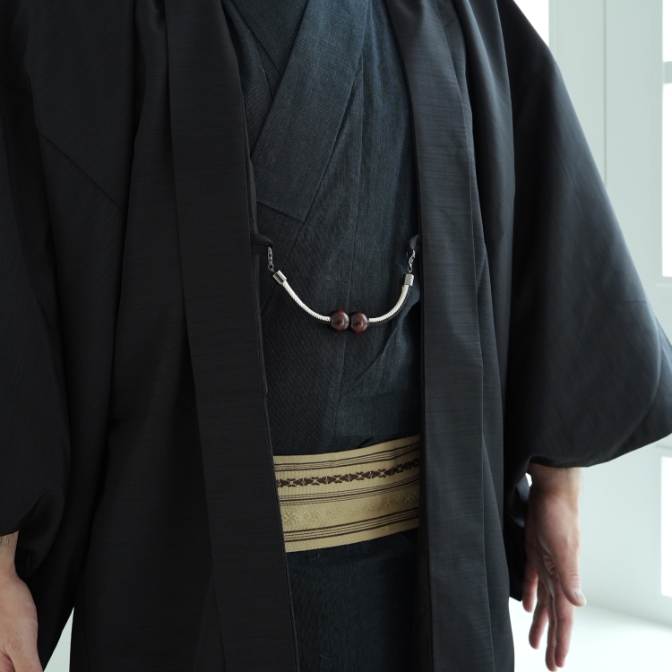 和小物 羽織紐 男性用 翆嵐工房 王冠 マグネット 絹100％ 黒色 正絹 男物 組紐 和装小物 新品 【キモノオフ野々市若松店】 なごみや 羽織紐 男性用 通年用 日本製 翠嵐工房 男物 正絹 羽織紐 木