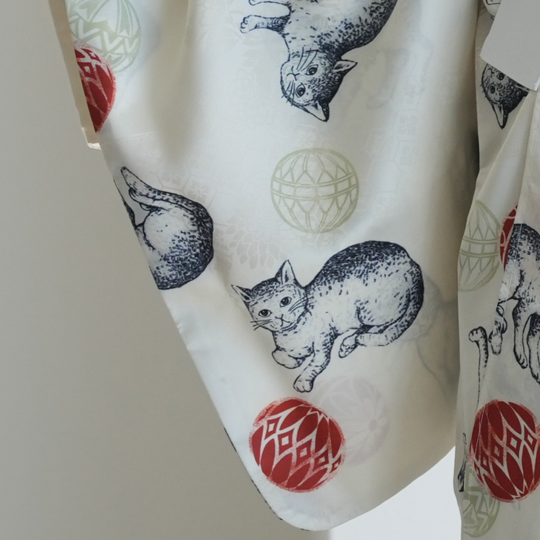 美品 猫 着物 正絹“自由気ままにレトロな時を過ごすネコ”長襦袢 4990 長襦袢 レディース ニコアンティーク 洗える 長襦袢単品