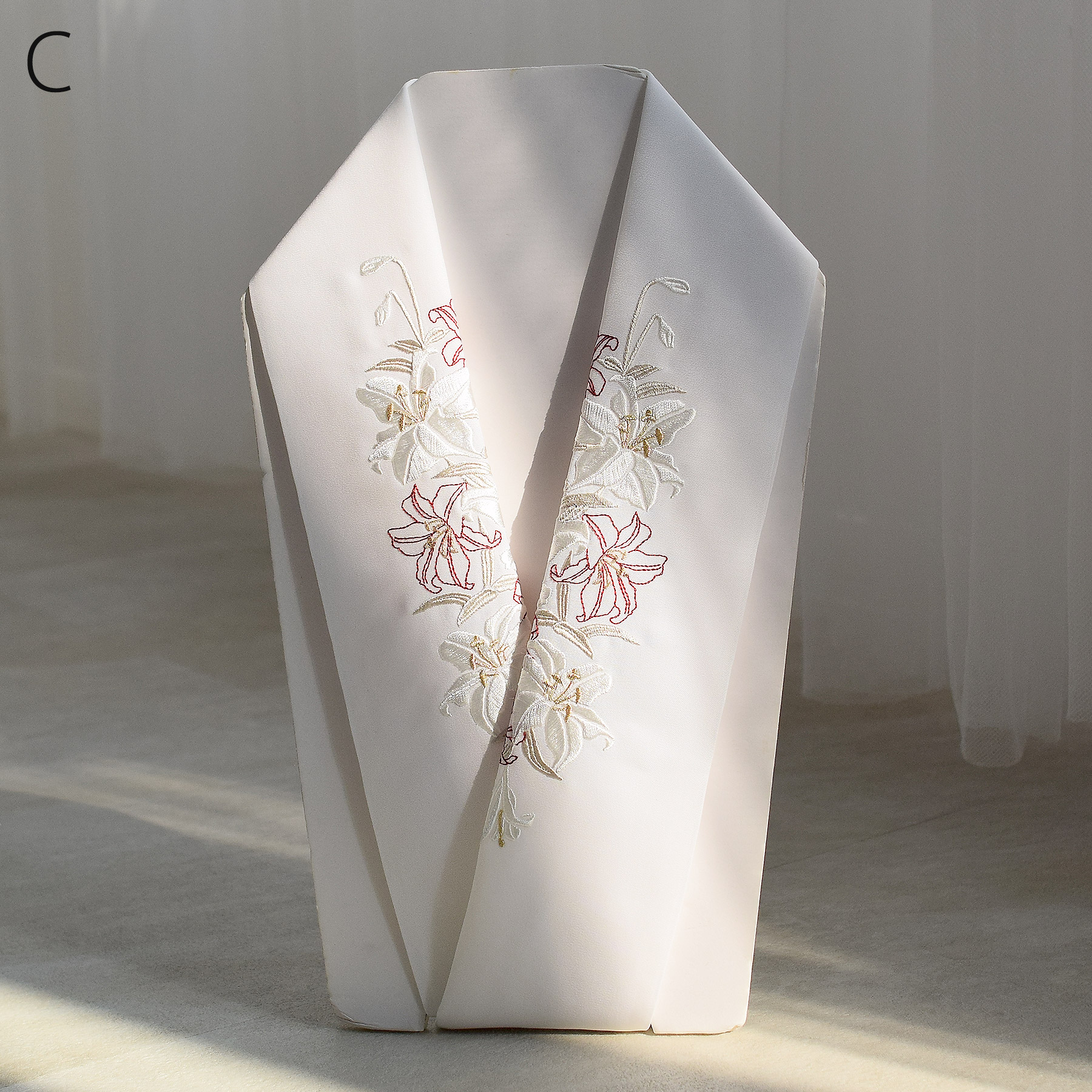 半衿 振袖 成人式 レース花柄刺繍 百合 日本製 着物 袴 花柄 赤 白 金 
