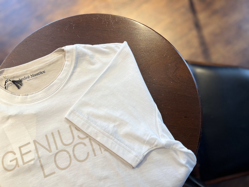 アンドレ・モーリス GENIUS LOCI プリント入りホワイトTシャツの平置き