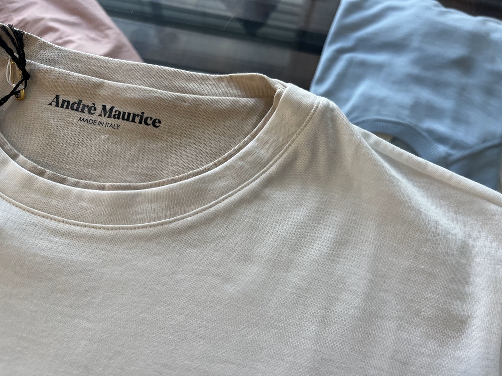 アンドレ・モーリス コットンTシャツの首元アップとレイヤード風リブ
