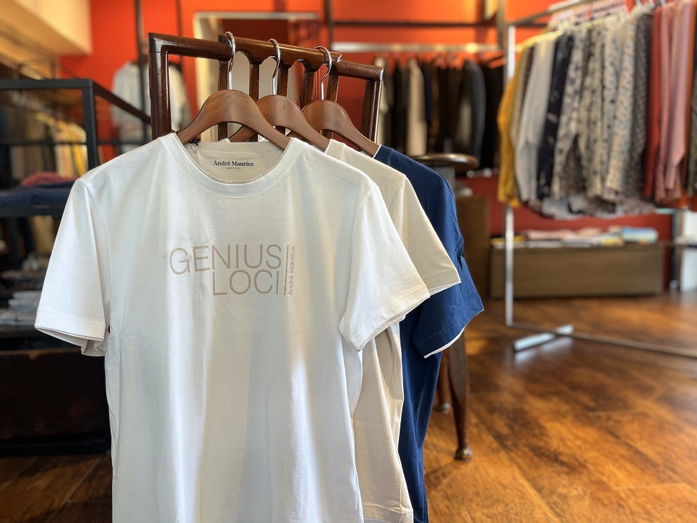 : アンドレ・モーリス GENIUS LOCI ロゴTシャツのショップ展示風景