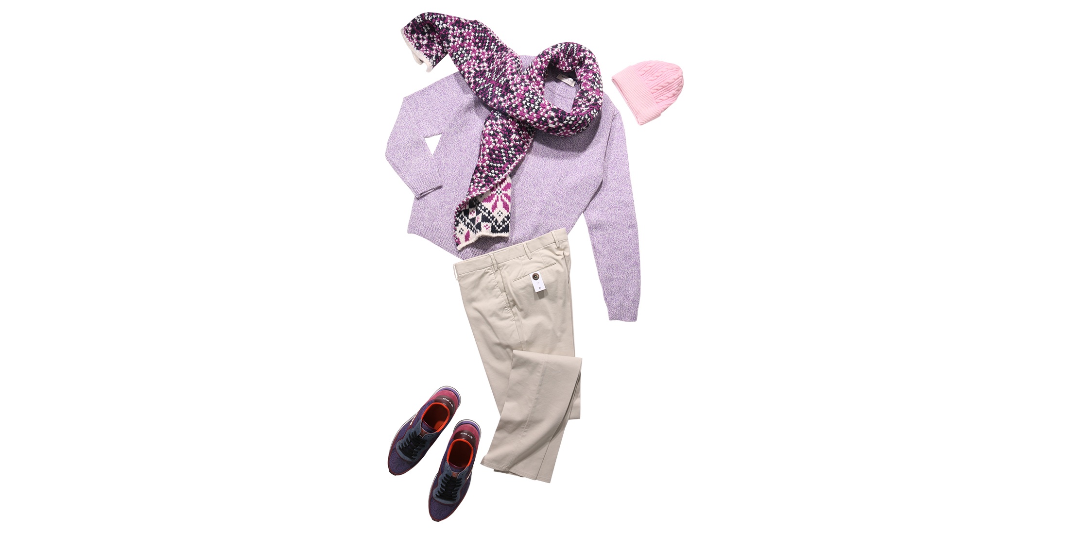 ライトパープルニットに個性的な柄マフラーを巻き、明るいベージュのパンツとカラーコンビのスニーカーでまとめた柔和な色調の冬スタイル。