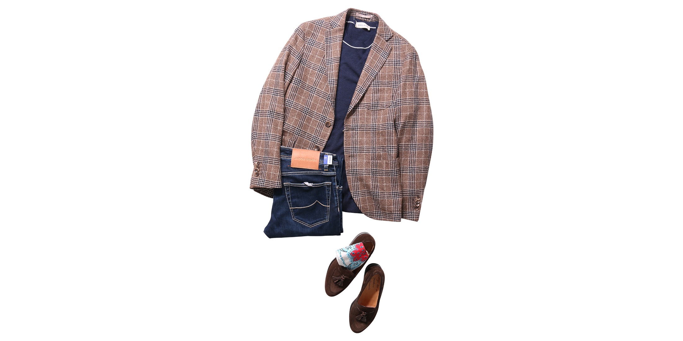 ブラウンチェックジャケットとネイビーニット、デニムを合わせた大人のカジュアルコーディネート。