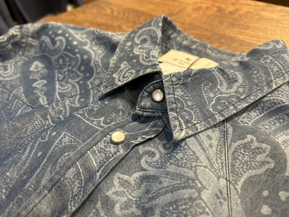 ETRO ペイズリー柄シャツ 細部が光るスナップボタンと柄の質感