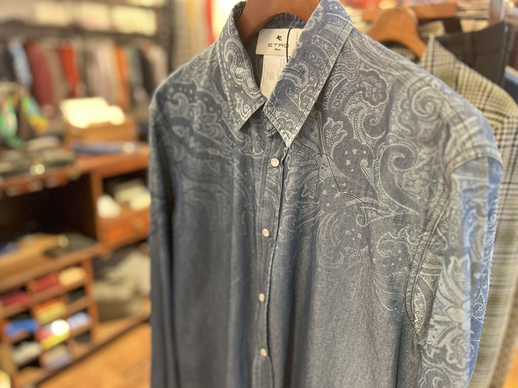 ETRO ペイズリー柄シャツ ハンガーに掛けたスタイリング提案
