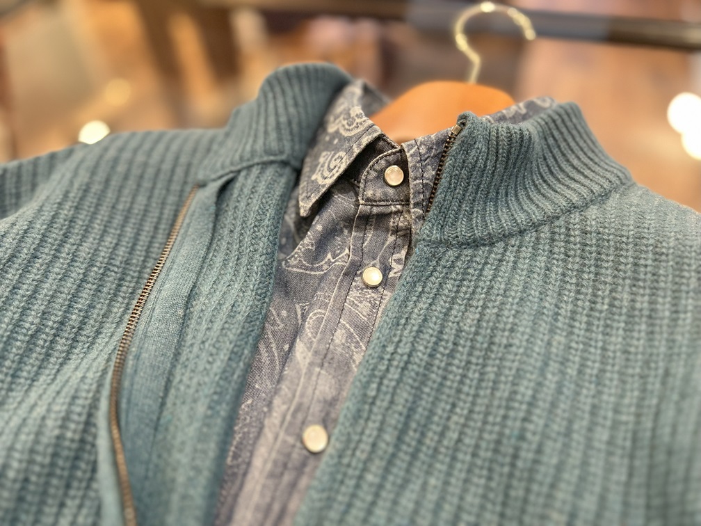 ETRO ペイズリー柄シャツ ニットとのレイヤードコーディネート