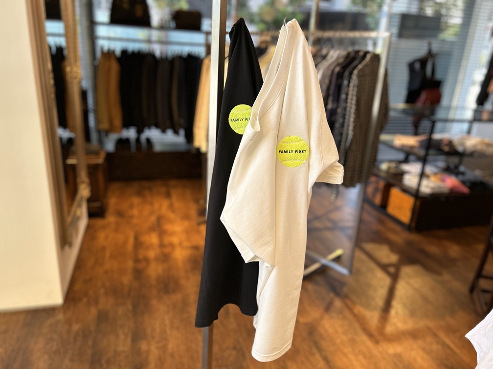 デザイン違いのTシャツを吊り下げて見せたスタイル展示