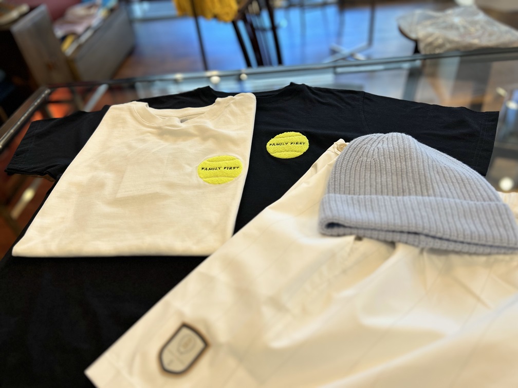 白黒2色のテニスワッペンTシャツと夏小物を合わせたスタイル提案