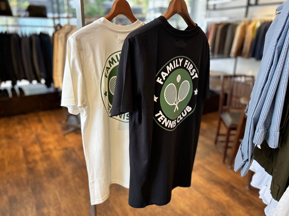 背中に大きなクラブロゴが入ったFAMILY FIRSTのTシャツ