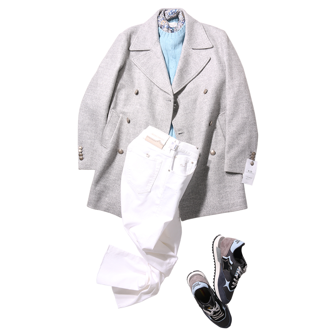 グレーのコートにブルーニットとホワイトパンツを合わせた大人の冬コーディネート