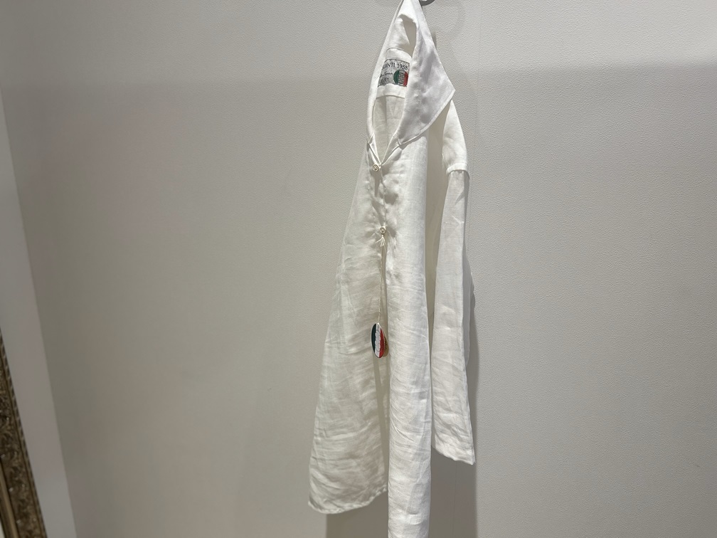 白リネンカプリシャツを吊るして展示した様子