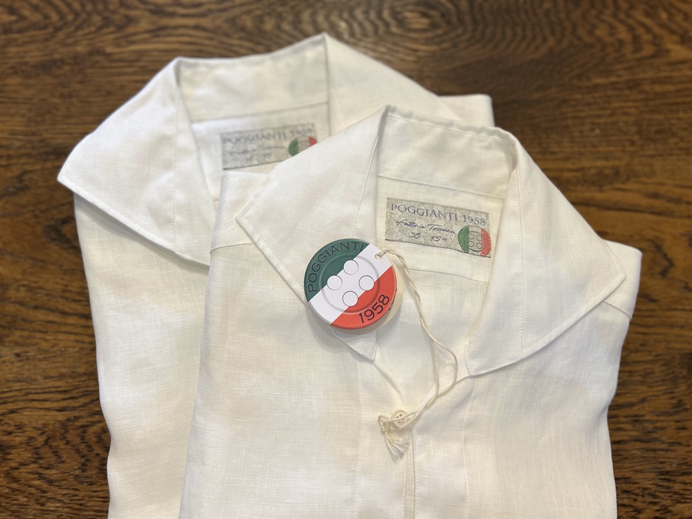 カプリシャツのブランドタグと白生地の質感アップ