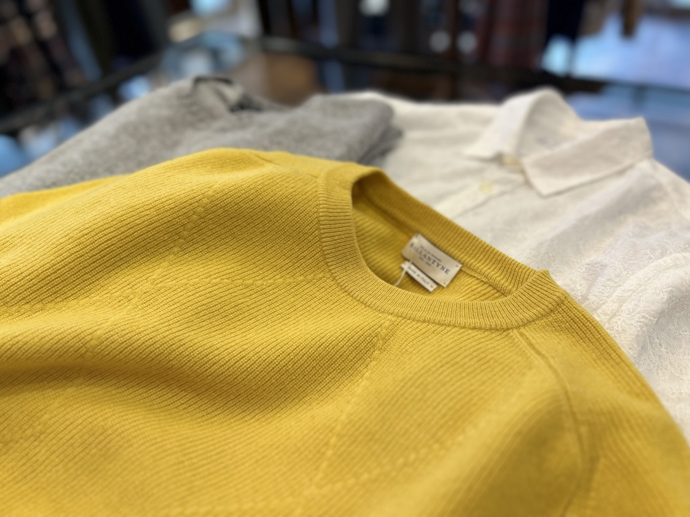 BALLANTYNE イエローニットをグレーとホワイトアイテムと組み合わせた店頭スタイル