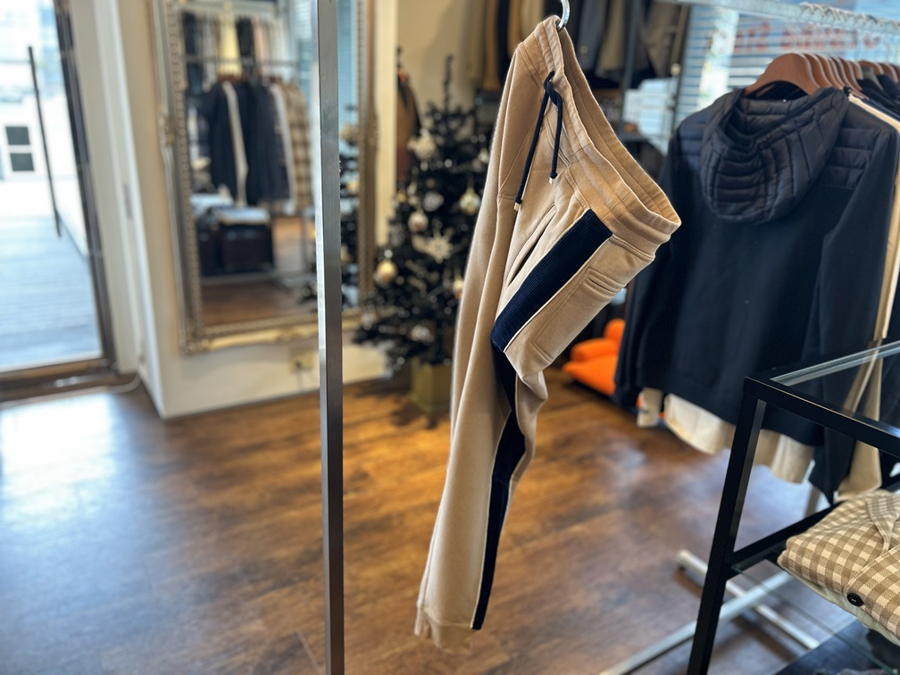 ベージュを基調に異素材サイドラインが映える上品なスウェットパンツ