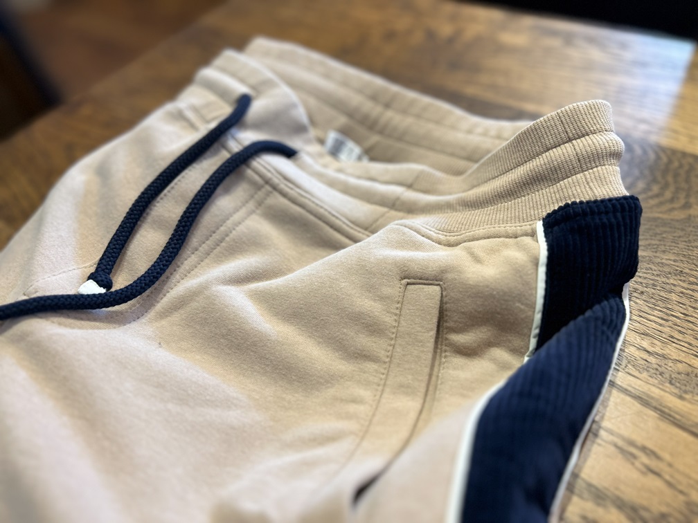 ネイビーのドローコードと丁寧な縫製が伝わるウエスト部分