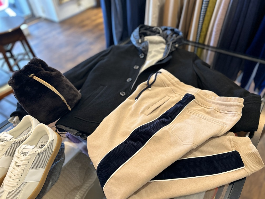 大人の上品カジュアルスタイルに馴染むスウェットパンツ