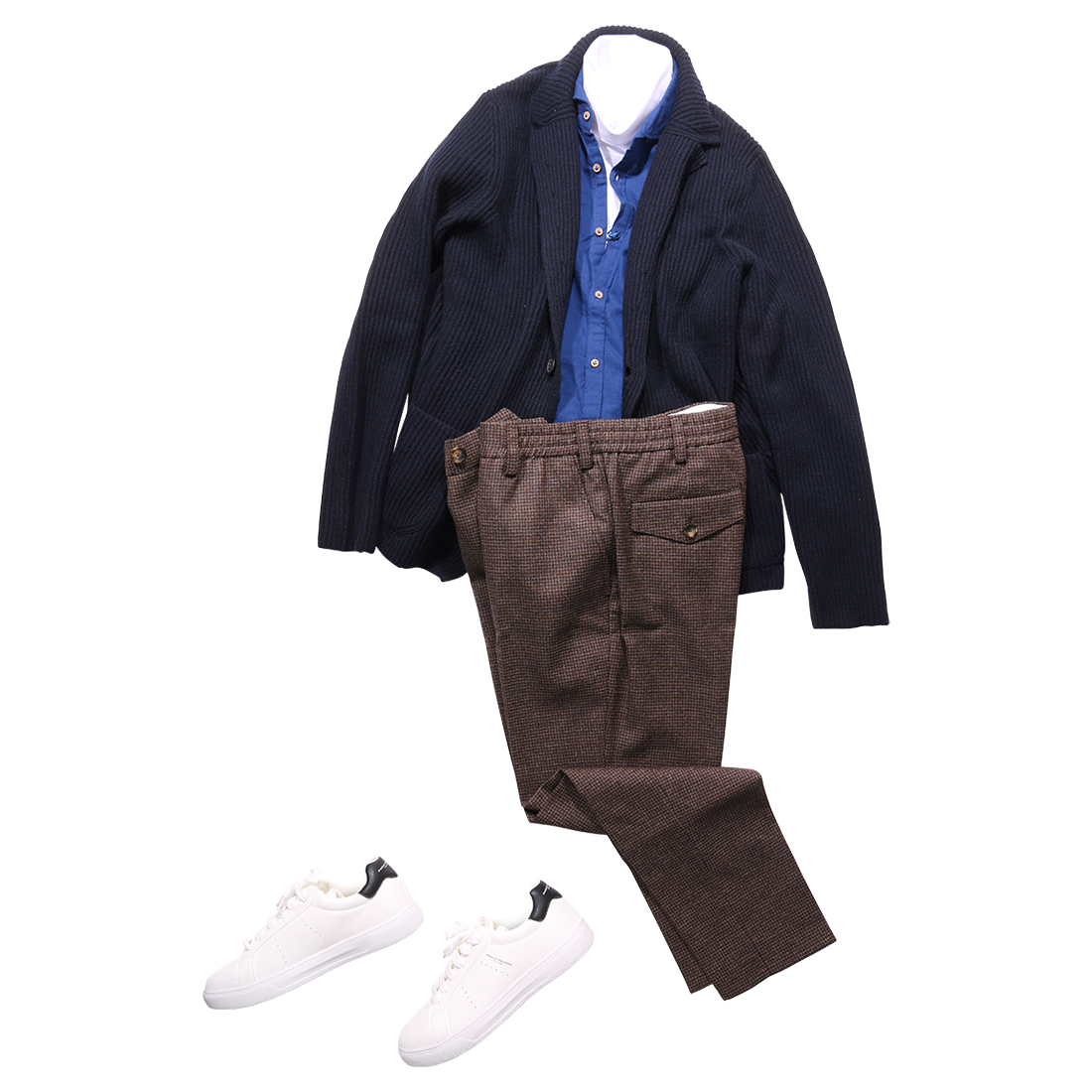 ネイビーのニットジャケットにブルーシャツとブラウンパンツを合わせた、上品で落ち着いた大人のカジュアルスタイル。