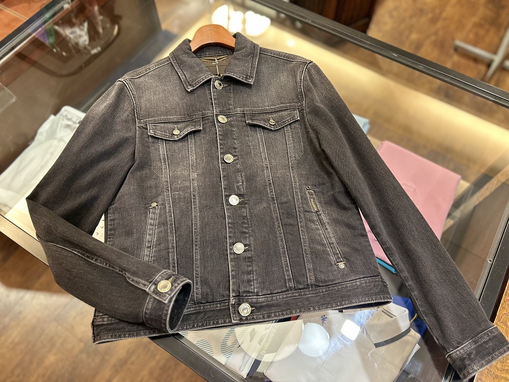 テーブルに広げられたMOORERブラックデニムジャケット