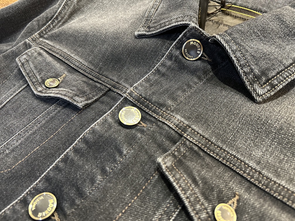 フロントボタンにMOORERの刻印が入ったデザイン