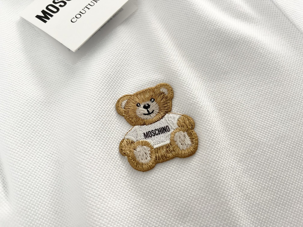 「胸元に可愛いベアモチーフ刺繍をあしらったモスキーノのポロシャツ」