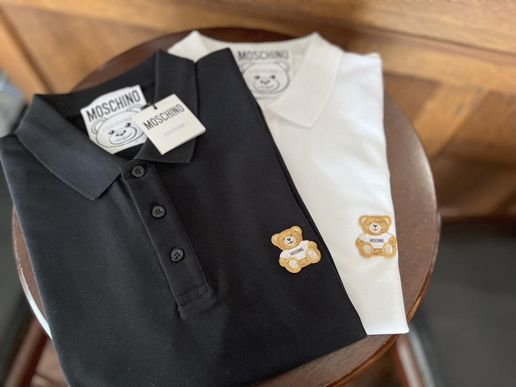 「モスキーノのベア刺繍入りポロシャツ2色展開、並べ置きディスプレイ」