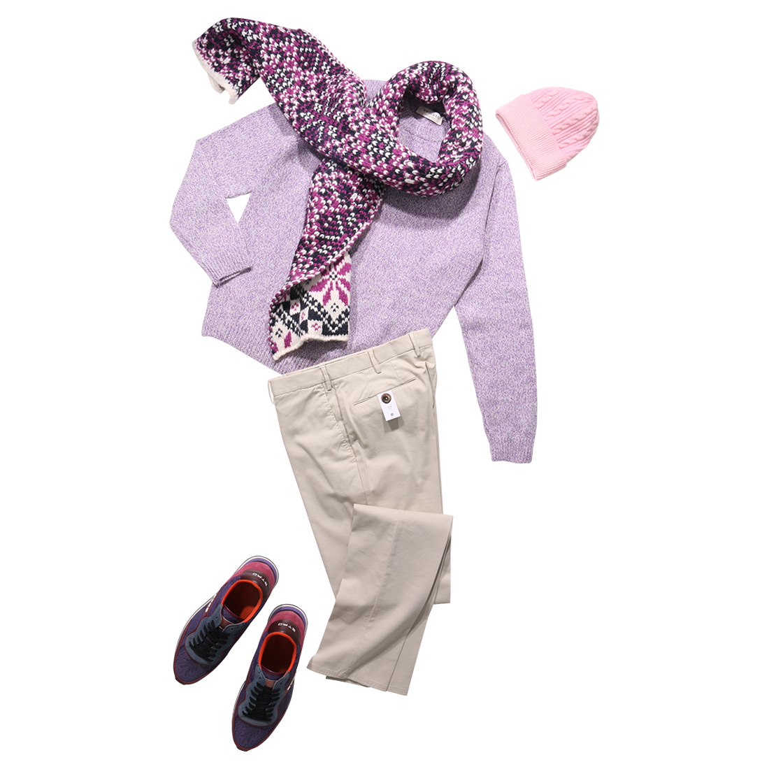 淡いラベンダーニットとベージュパンツを軸に、色鮮やかなマフラーと配色スニーカーでアクセントを加えた冬のコーディネート。柔らかなトーンに絶妙なカラー遊びが映える装い。