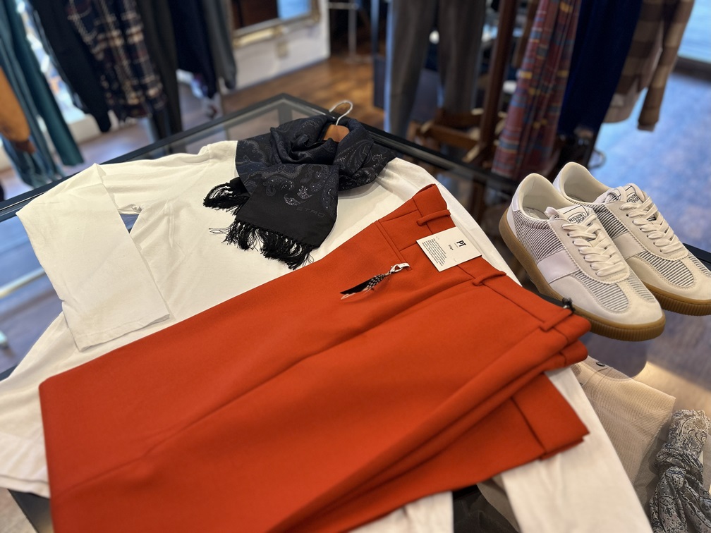 カットソーとスニーカーを組み合わせたPT TORINOオレンジパンツのカジュアルスタイル。