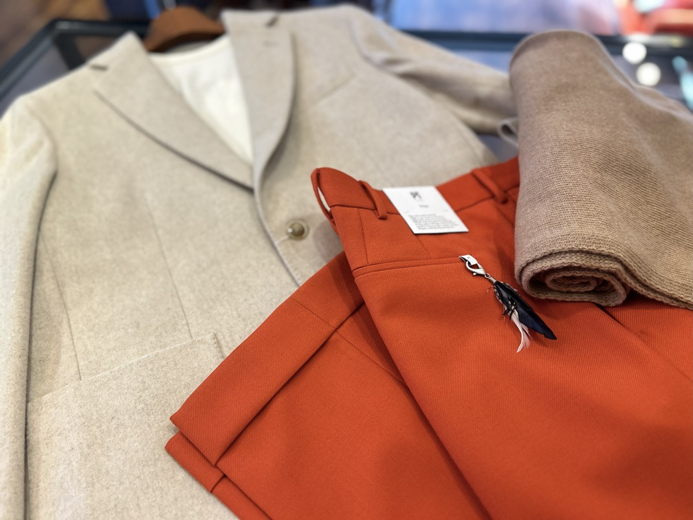 ジャケットと合わせたPT TORINOオレンジパンツのコーディネート例。