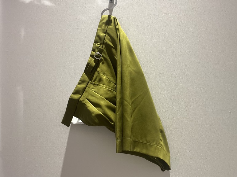 吊るされたRoberto Collinaのハーフパンツ、リヨセル素材の艶感が際立つ