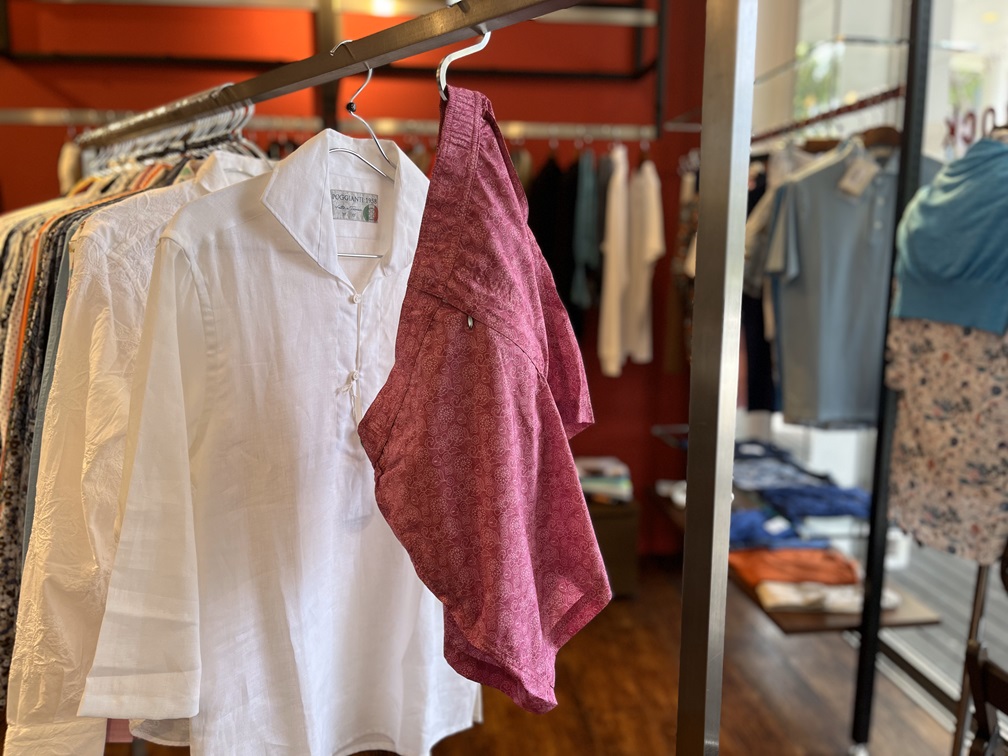 店頭ラックに並ぶROSI COLLECTIONの夏向け花柄スイムウェア