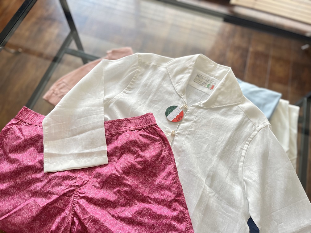 ROSI COLLECTIONのピンク花柄スイムショーツと白シャツを組み合わせた爽やかスタイル