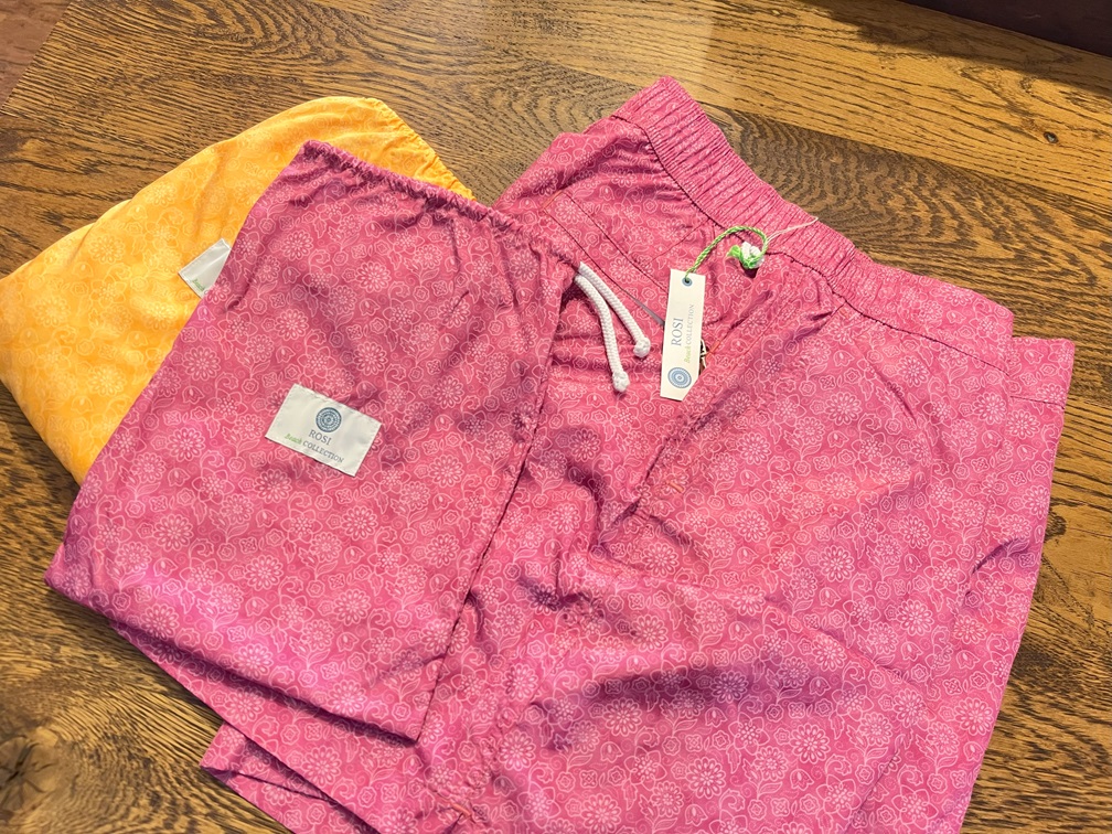 ROSI COLLECTIONスイムウェアと同柄ポーチの実用的な組み合わせ