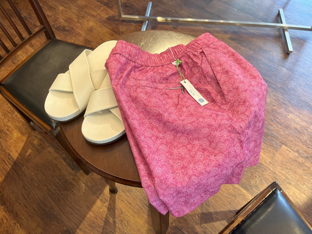 ROSI COLLECTIONピンクショーツとサンダルを合わせたリゾートスタイル提案