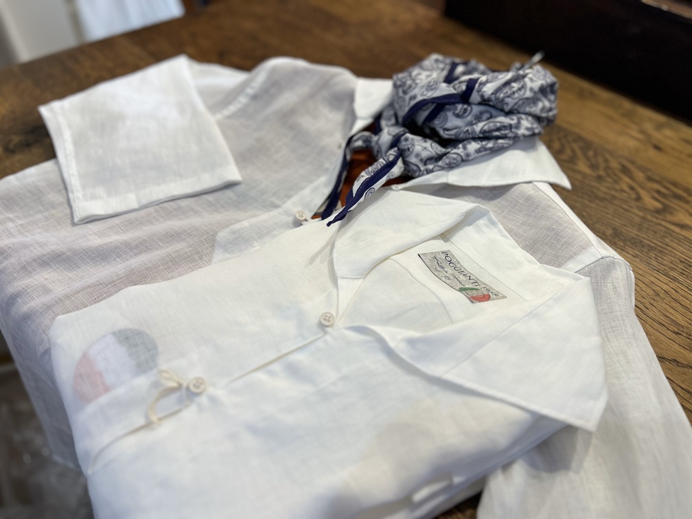 白リネンカプリシャツを重ねて平置きしたスタイル