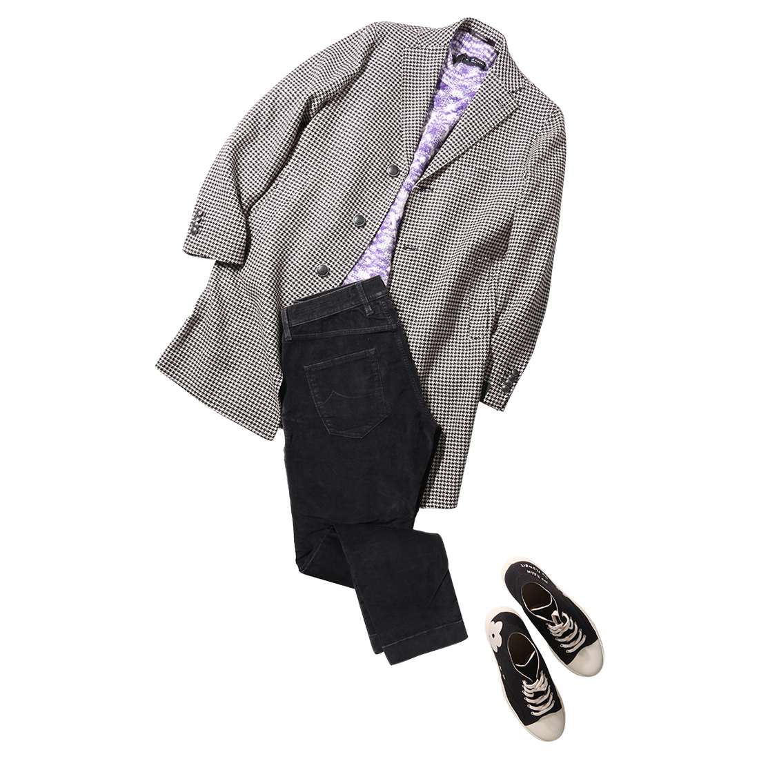 ハウンドトゥース柄のコート、ニット、ブラックカラーのパンツ、スニーカーでまとめたカジュアルなコートスタイル。