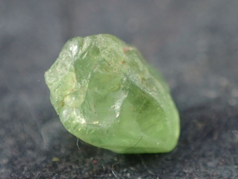 デマントイドガーネット原石　ナミビア産　寸法　： 7.3X5.3X5.2mm/1.65cts 宝石品質