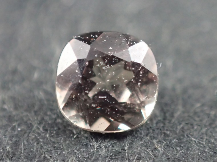 最高品質天然カラーチェンジガーネット(Colorchange Garnet) スクエアカット ケニア 産 寸法 ：  3.5X3.1X2.2mm/0.255ct ルースケース付 : m8030 : VECSTONECLUB - 通販 - Yahoo!ショッピング