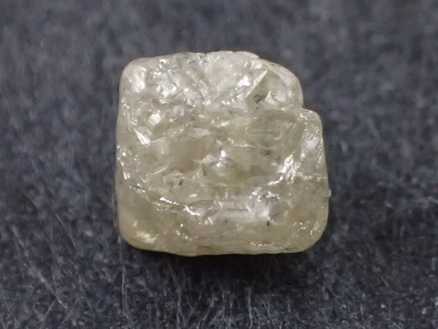 最高品質イエローダイヤモンド原石(Diamond) (Los.) South Africa 産　寸法　： 5.2X4.0X3.8mm/0.70ct 　 ルースケース付 :8888555430:VECSTONECLUB - 通販 - Yahoo!ショッピング