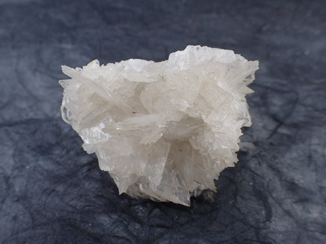 コールマン石（Colemanite) Boron, Kerns Co., California, USA 産　寸法　：　 55.4X45.5X30.9mm/54.5g