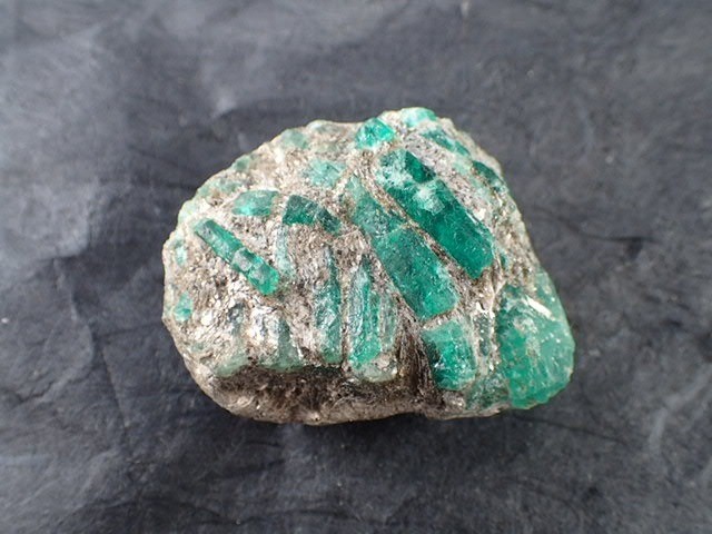 最高品質エメラルド原石(Emerald) ロシア・ウラル山脈 産 　寸法　：　44.9X33.6X22.2mm/41g 宝石品質