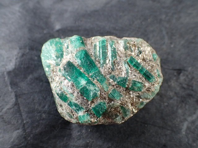 最高品質エメラルド原石(Emerald) ロシア・ウラル山脈 産 　寸法　：　44.9X33.6X22.2mm/41g 宝石品質