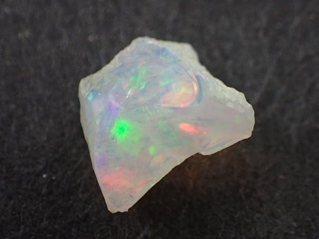 最高品質エチオピアオパール原石(Rough Opal) Yita Ridge, Mezezo, Shewa Province, Ethiopia 産  寸法 ： 11.9X9.5X6.3mm/0.4g